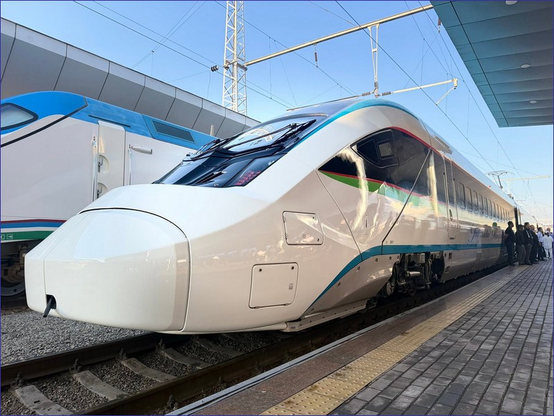 Fast train between Tashkent and Khiva 